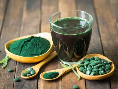 Une vue rapprochée de la spiruline, une micro-algue bleu-vert, riche en nutriments essentiels, tels que la phycocyanine, offrant des bienfaits pour la santé et la vitalité.